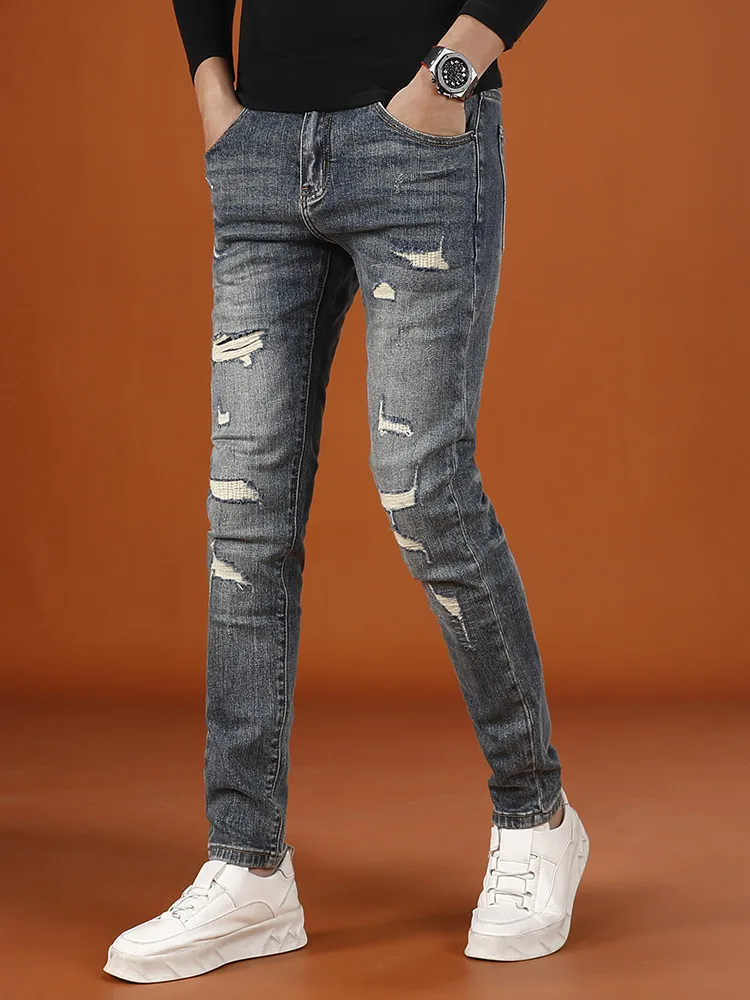 Pantalones rasgados de moda para hombre retro street 2025 nuevos pantalones vaqueros de pierna pequeña elásticos de gama alta de otoño