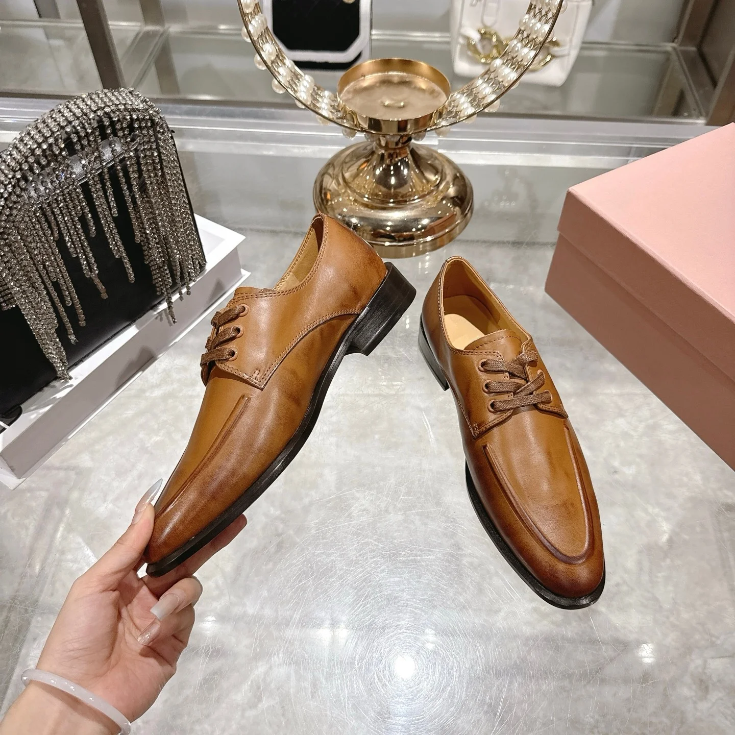 أحذية نسائية مصممة أوائل الربيع أحذية بدون كعب جلدية بنمط جديد