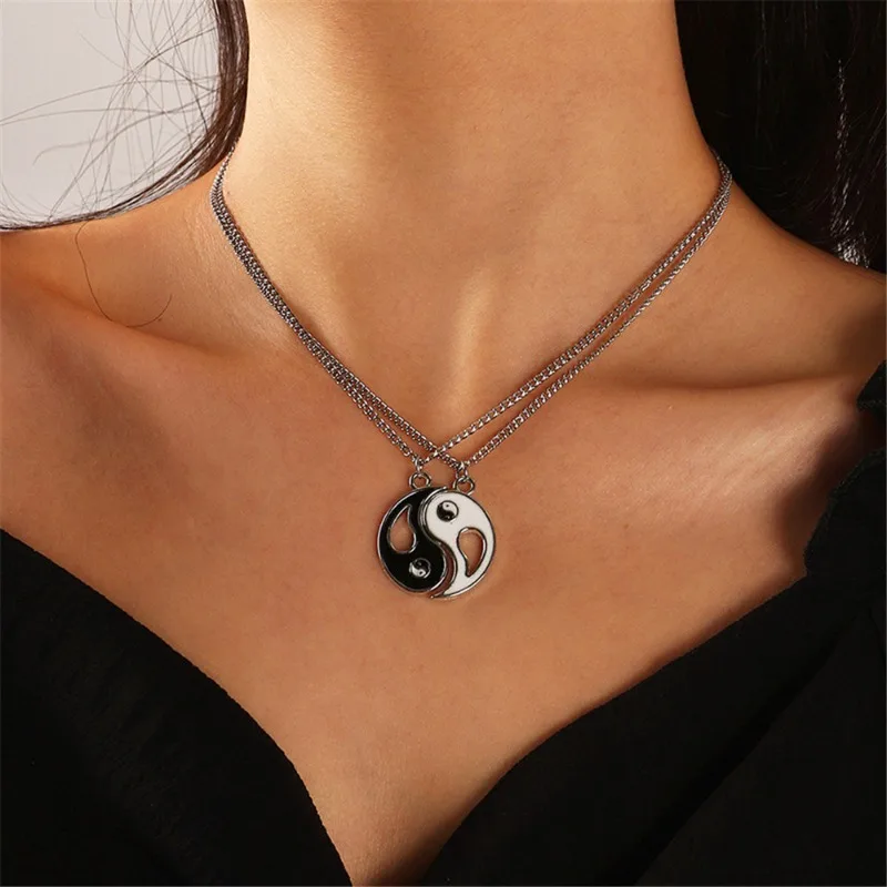 

Fashionable Black and White Round Double Pendant for Both Men and Women Simple and Versatile Necklace Niche Geometric Design