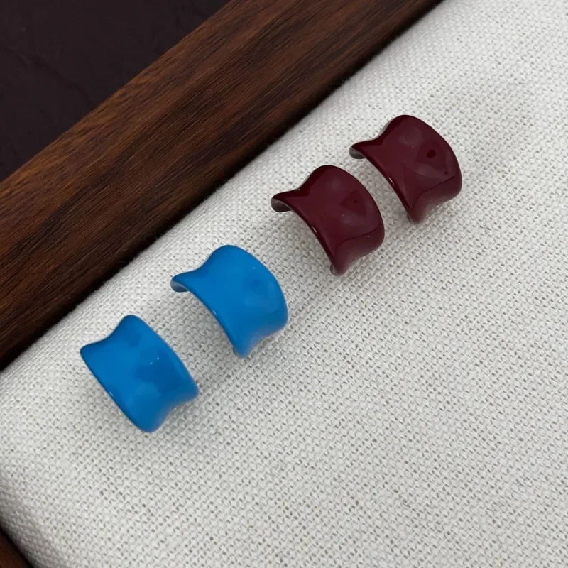 Pendientes ondulados con pintura brillante para mujer, azul Klein, burdeos, pendientes geométricos sencillos, pendientes de color nicho para ir al trabajo