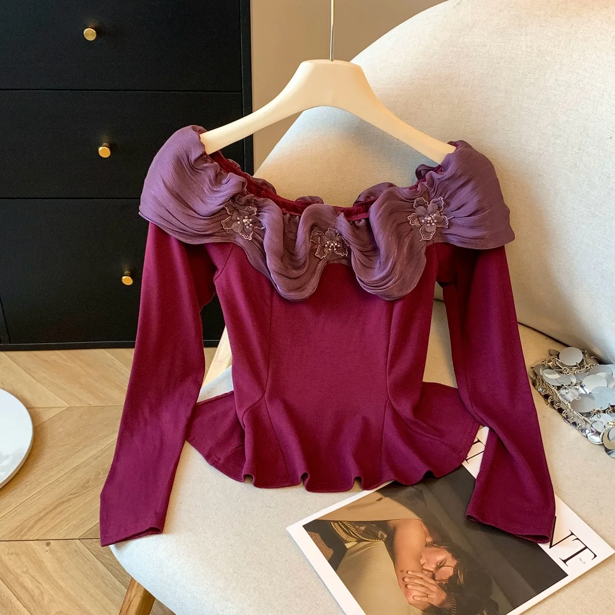 

Корейские модные женские топы с оборками, осенне-зимняя лоскутная футболка с длинными рукавами и вышивкой, милая рубашка на одно плечо