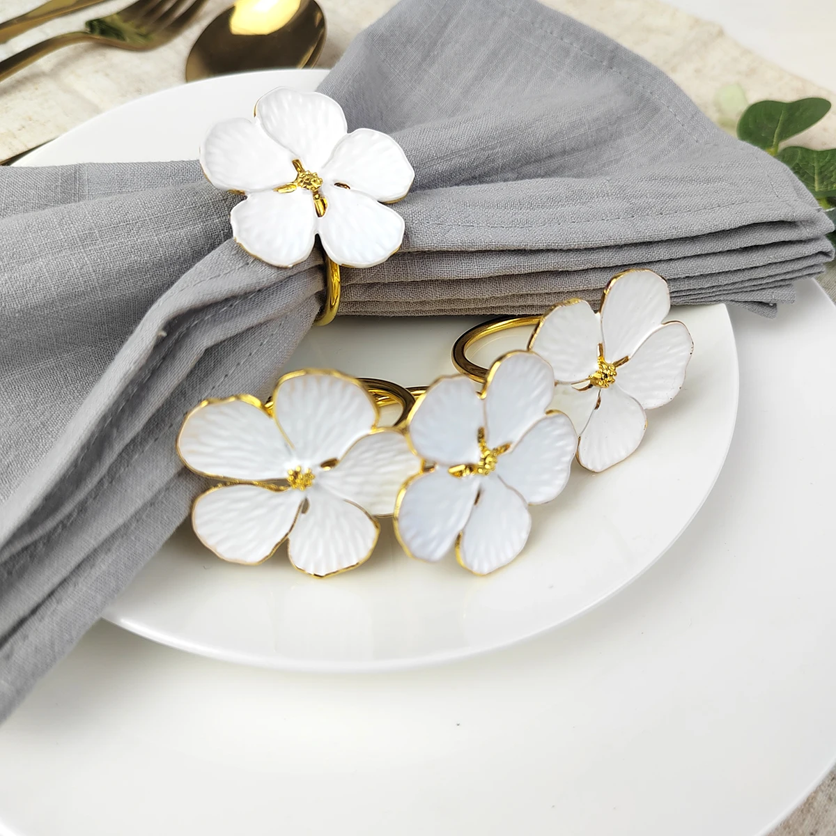 4PCS White Plum Blossom Napkin Rings Holder Metal Flower Types Accessories for Hotel Parties Feast Wedding Dining Table Decorate