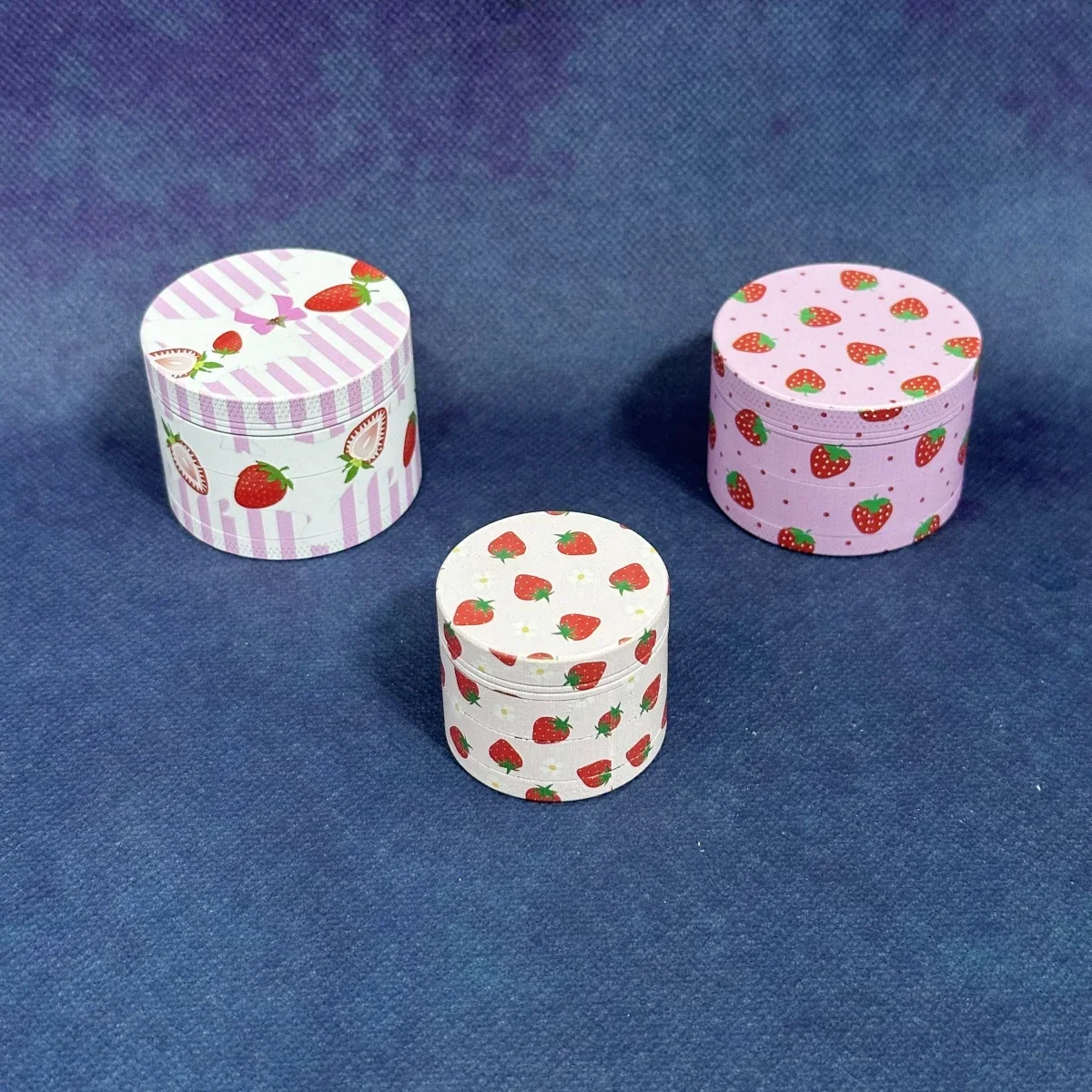 1 5/2inch Strawberry Grinder Jar Four Layer Metal Manual Herb Grinder Round Spice Crusher Kitchen Herb Preparation Tool Gift