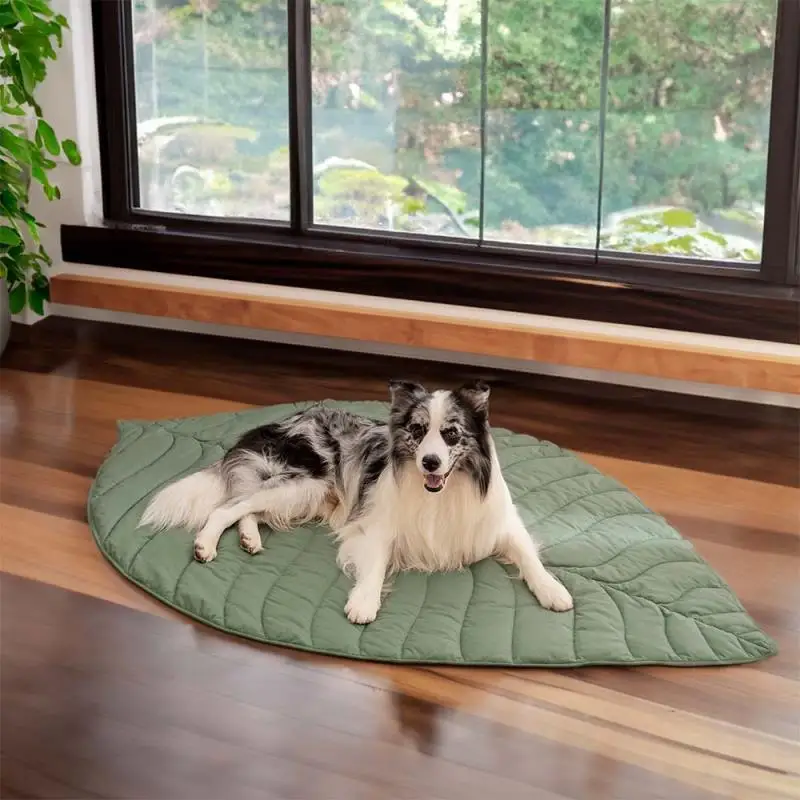 Hot Selling Foldable Cushion Warm Pet Sleeping Mat Leaf Floor Mat Machine Washable Travel Mat For Dog