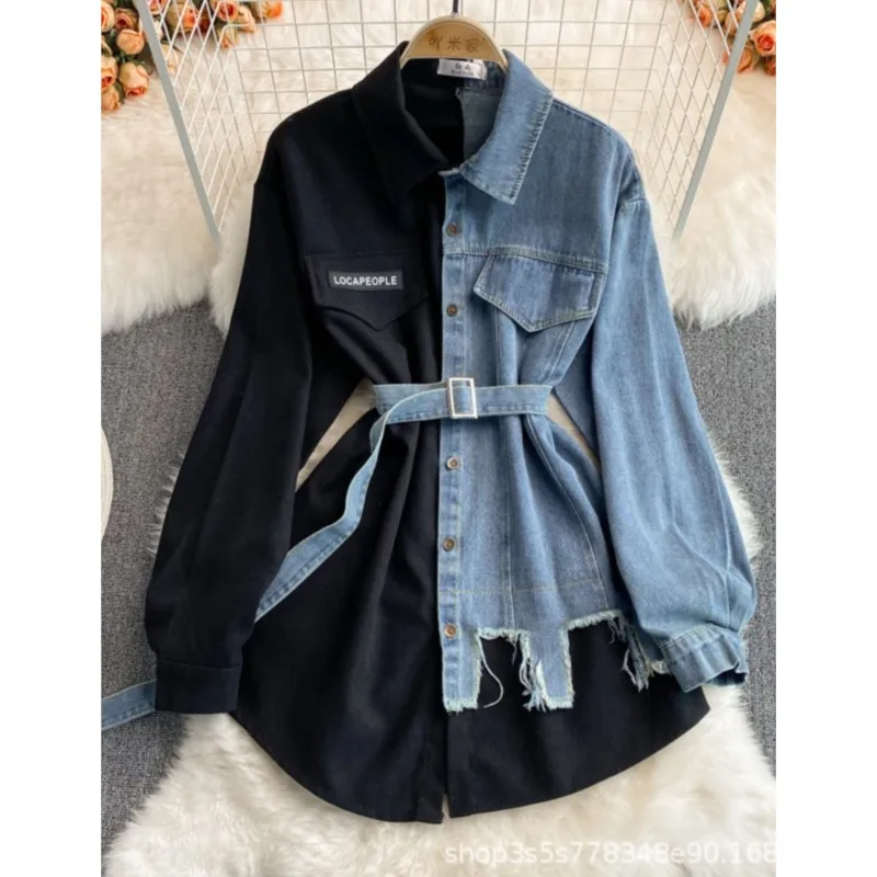 レディースデニムシャツワンピース、スプライス、長袖、シングルブレスト、ターンダウンカラー、イレギュラーミディ丈、ブラウス、ベルト付き、秋