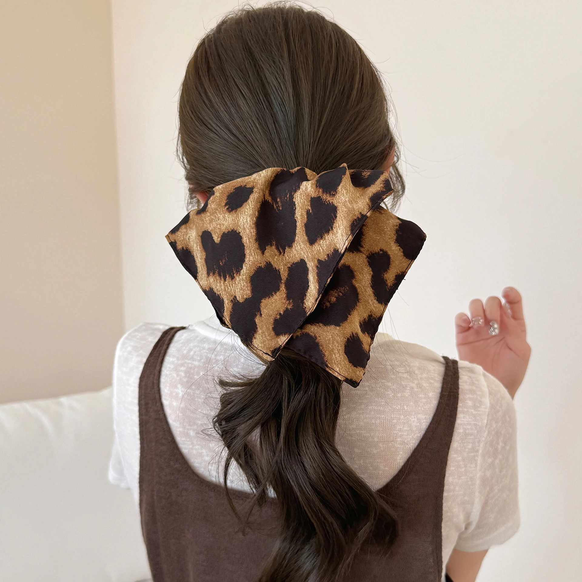 1 Stück Retro-Haargummi mit Leopardenmuster, quadratisch, großer Darm-Haargummi, neues Haarband für niedrige Pferdeschwänze, großes Haar-Accessoire – Detail 3