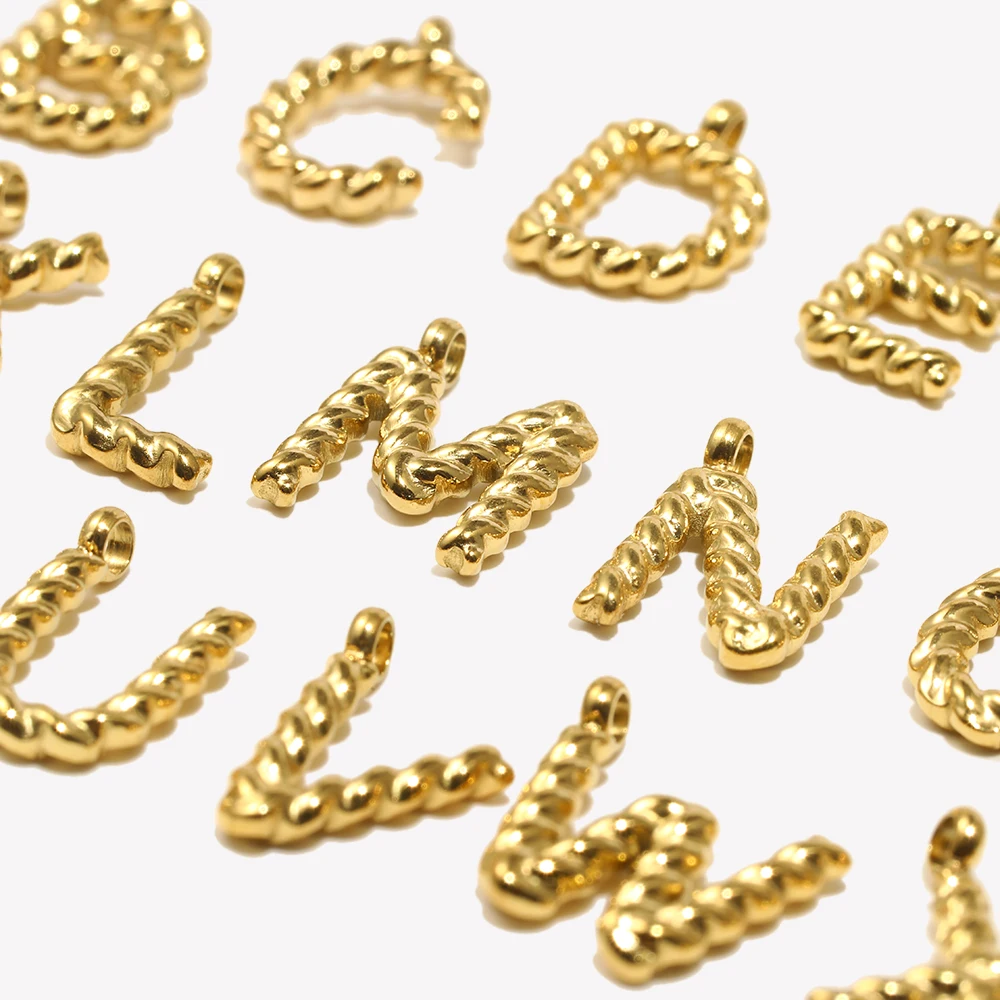 E.B.belle Mini Twists Letter Gold Pendant Hipoalergiczne akcesoria pozłacane 18K Zawieszki ze stali nierdzewnej 316L — zdjęcie 3