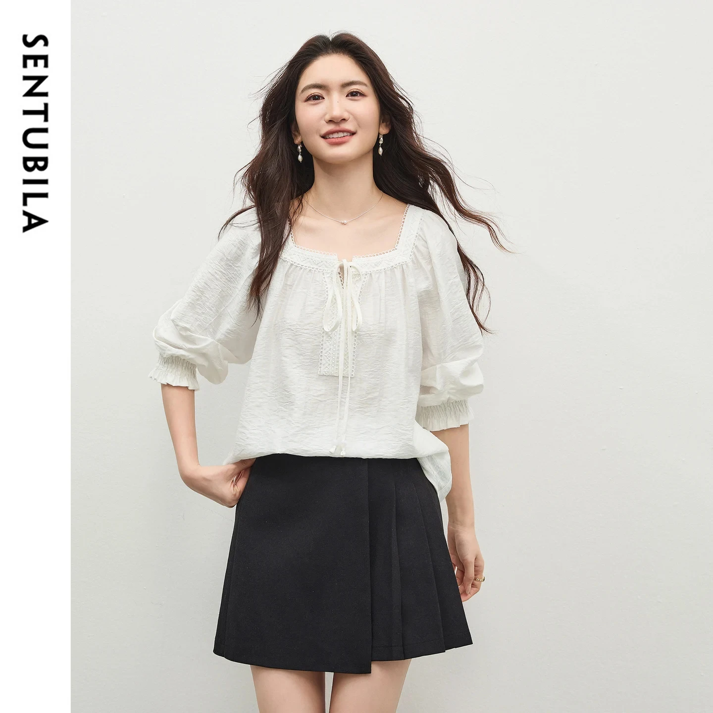 

Женская легкая шифоновая блузка SENTUBILA с элегантным кружевным воротником-каре, эластичными плиссированными рукавами до локтя, свободного кроя, 162VA6595