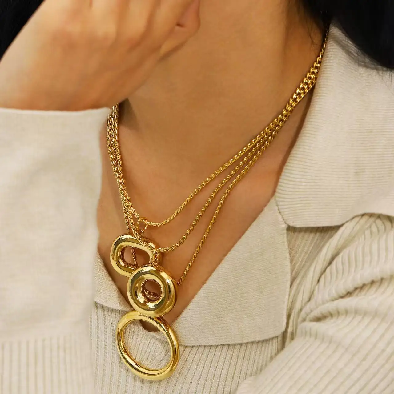 Design personnalisé et minimaliste, collier ovale pour femme en acier inoxydable avec mode ajourée, polyvalent et haut de gamme