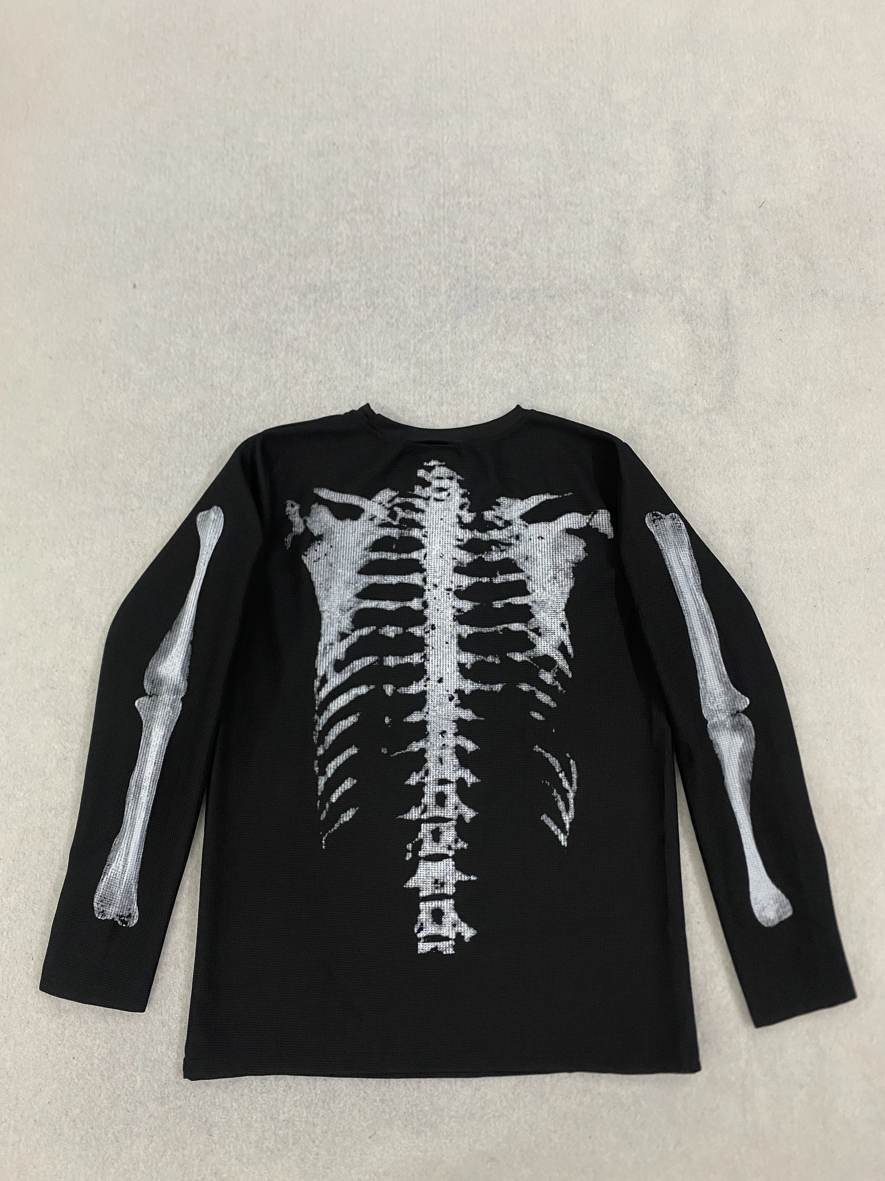 Herbst- und Winter-T-Shirt im amerikanischen Street-Punk-Stil mit Sternum-Print, trendigem, coolem Design und Waffelstruktur. – Detail 7