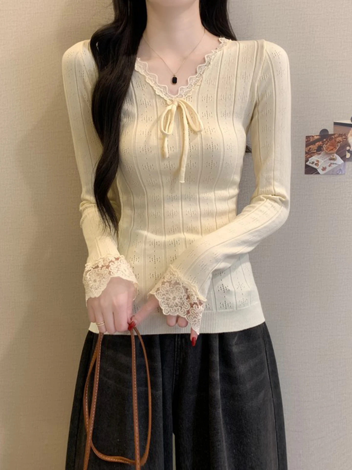 

Изящный женский топ из трикотажа с кружевом на раннюю осень, с V-образным вырезом, облегающий, универсальный, в корейском стиле, создающий ощущение легкости и воздухости