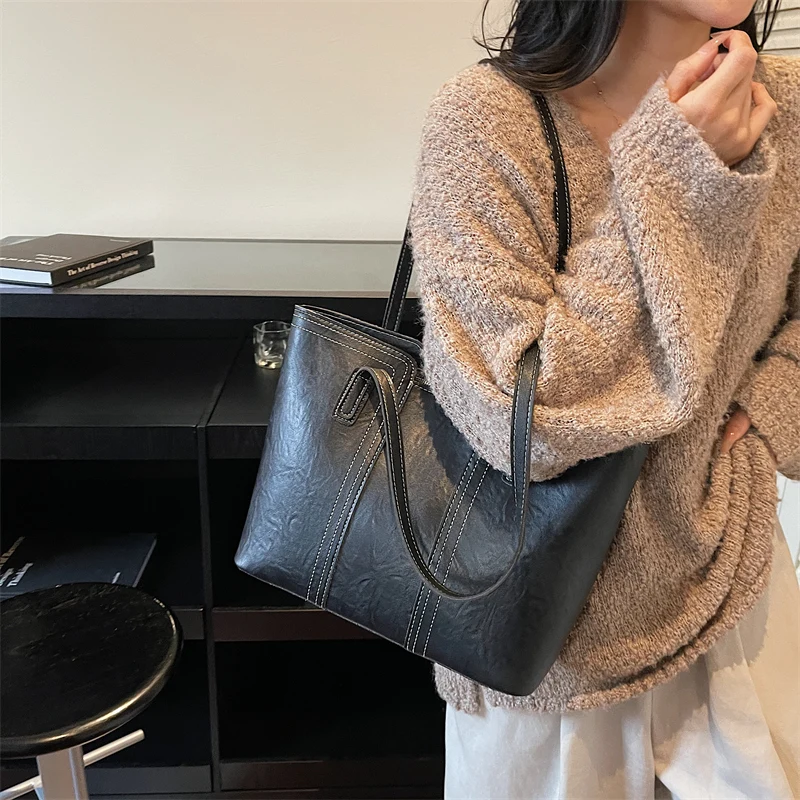

High End Luxury Women Leather Fashion Crossbody Bag Elegant Designer Shoulder Tote Handbag For Modern Urban Lifestyle Wear