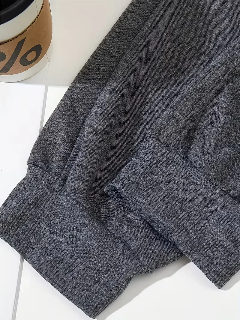 Herren-Freizeit-Jogginghose mit elastischem Bund und Kordelzug – bequeme Sport- und Freizeithose mit schlichtem Muster. – Detail 4
