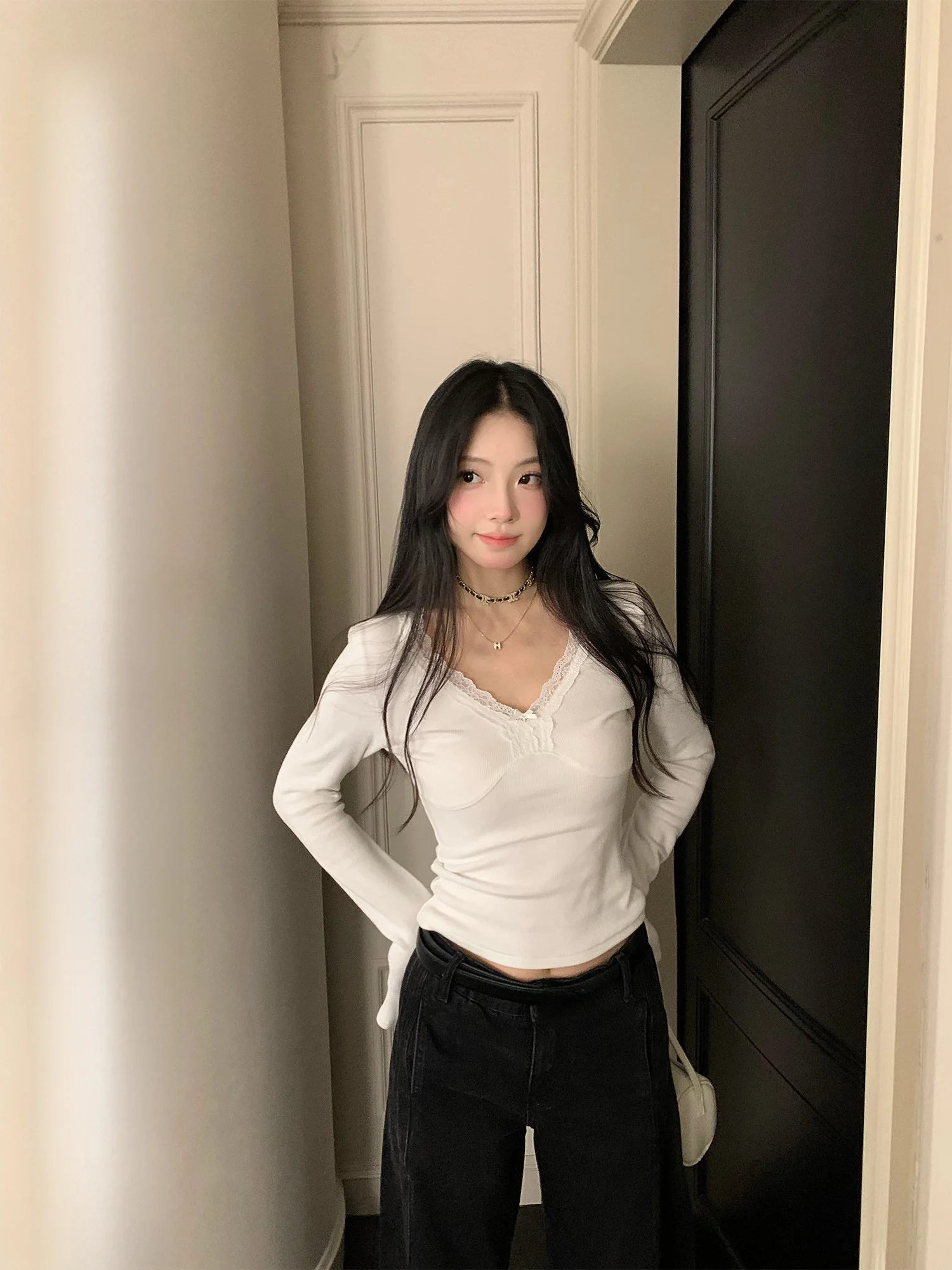 

Чисто-белая женская облегающая футболка с кружевной отделкой и V-образным вырезом, повседневная, с длинным рукавом, для ношения как нижний слой или как самостоятельная вещь, осень-зима