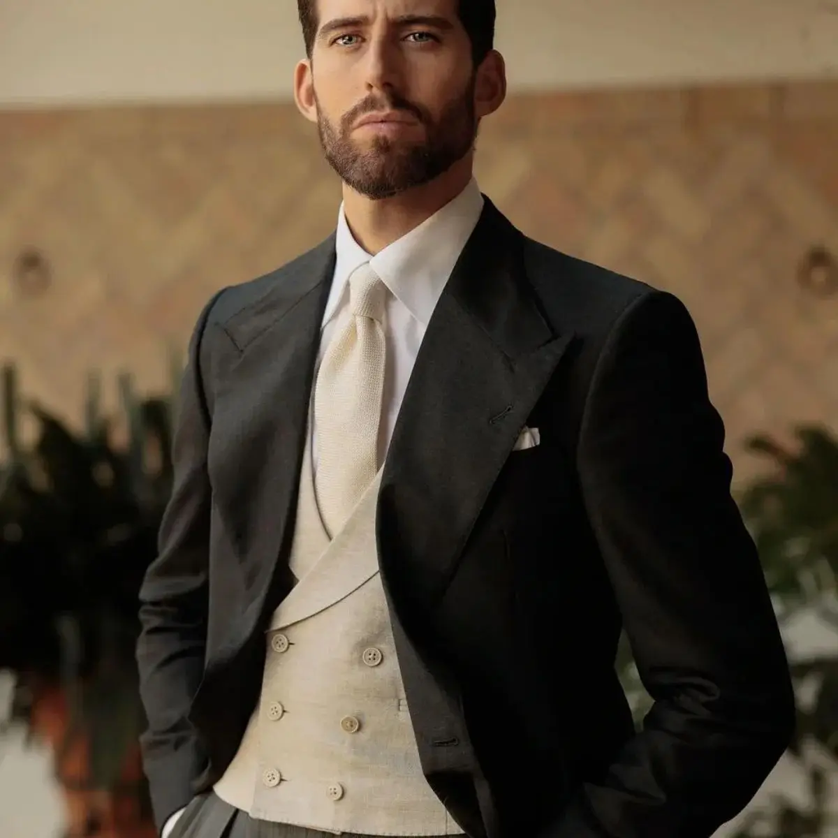 

Business Slim Fit Black Long Men Suits Peak Lapel GroomTuxedos Black Jacket+Beige Vest+Pants High-end Male Blazers Costume Homme