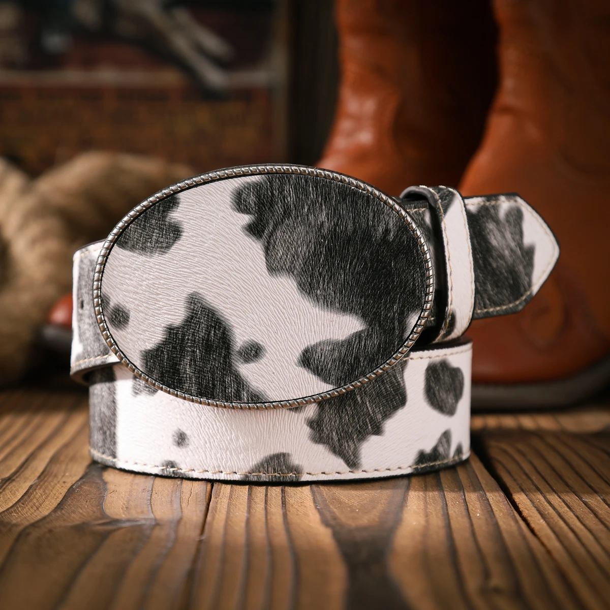 Ein lässiger und retroer Gürtel, ein Taillenaccessoire für Kleidung im Western-Stil, Metallschnalle, PU-Gürtel, geeignet für Männer und Frauen. – Detail 4