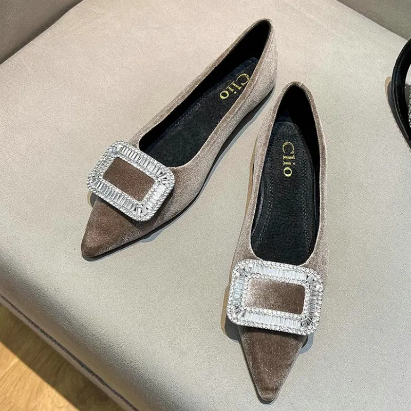 Chaussures plates pointues simples pour femmes, chaussures de tempérament rouges, grande taille, saison de printemps et d'automne, nouveau, 2025