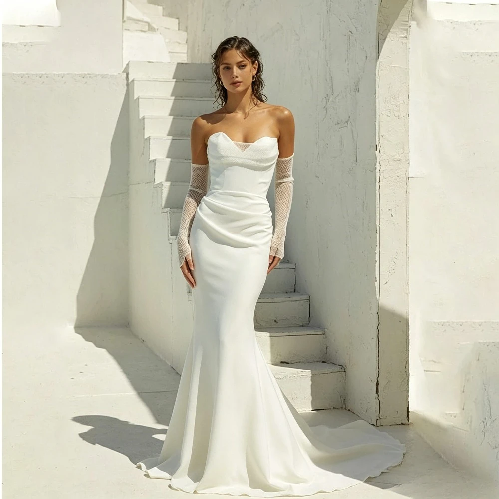 Maßgeschneiderte trägerlose, plissierte Chiffon-Meerjungfrauen-Brautkleider 2026 – Weißes, minimalistisches, langärmeliges Satin-A-Linien-Brautkleid