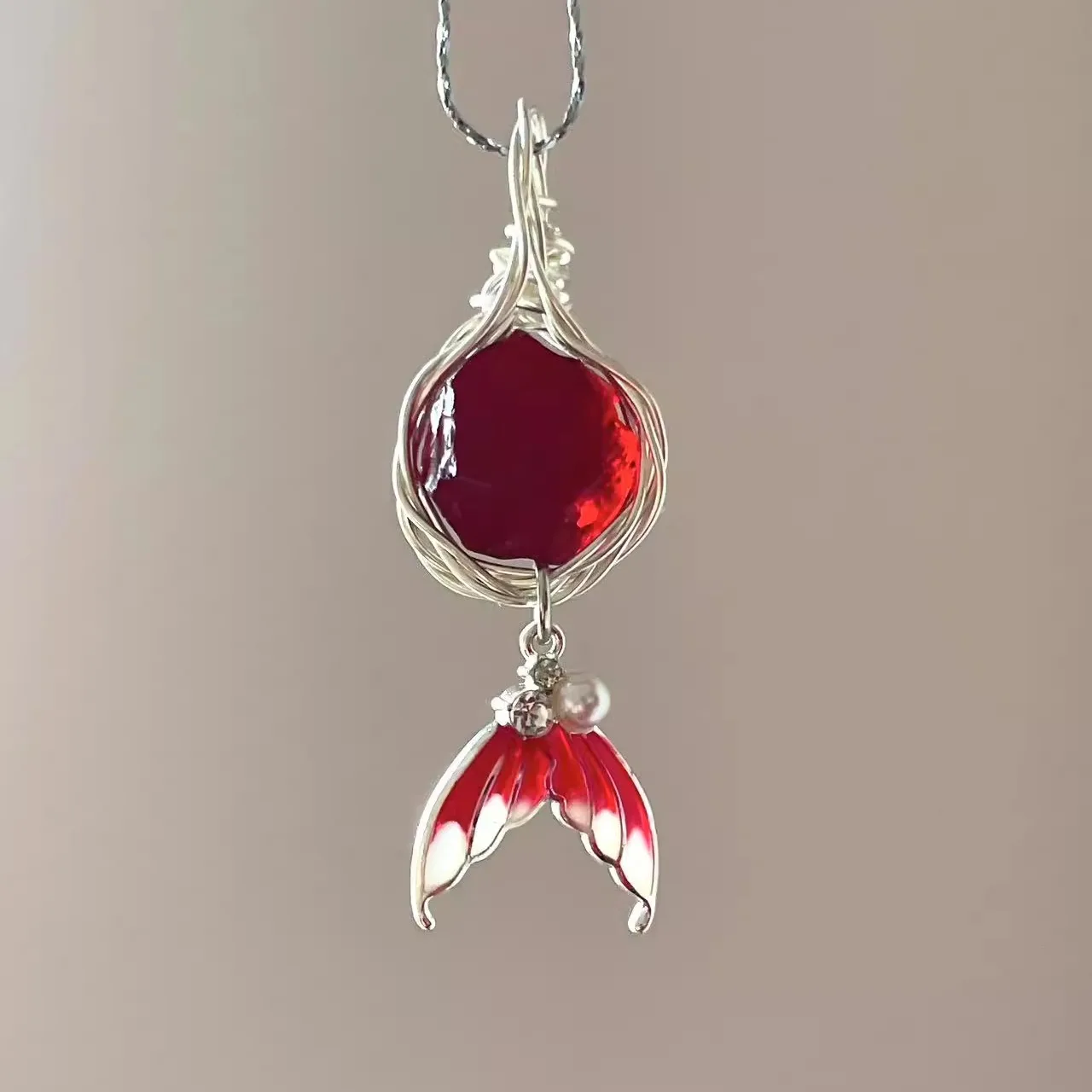 أنيمي الحب والفضاء العميق رافاييل الانطباع الرياح ذيل السمكة سلسلة قلادة مع الزبرجد الأحجار الكريمة الأصلي حجر قلادة هدية