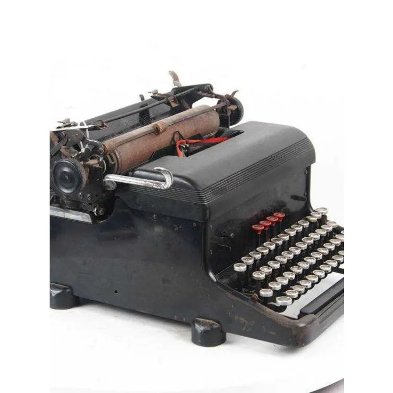 A simple demonstration of the functions of the Western antique mechanical English typewriter