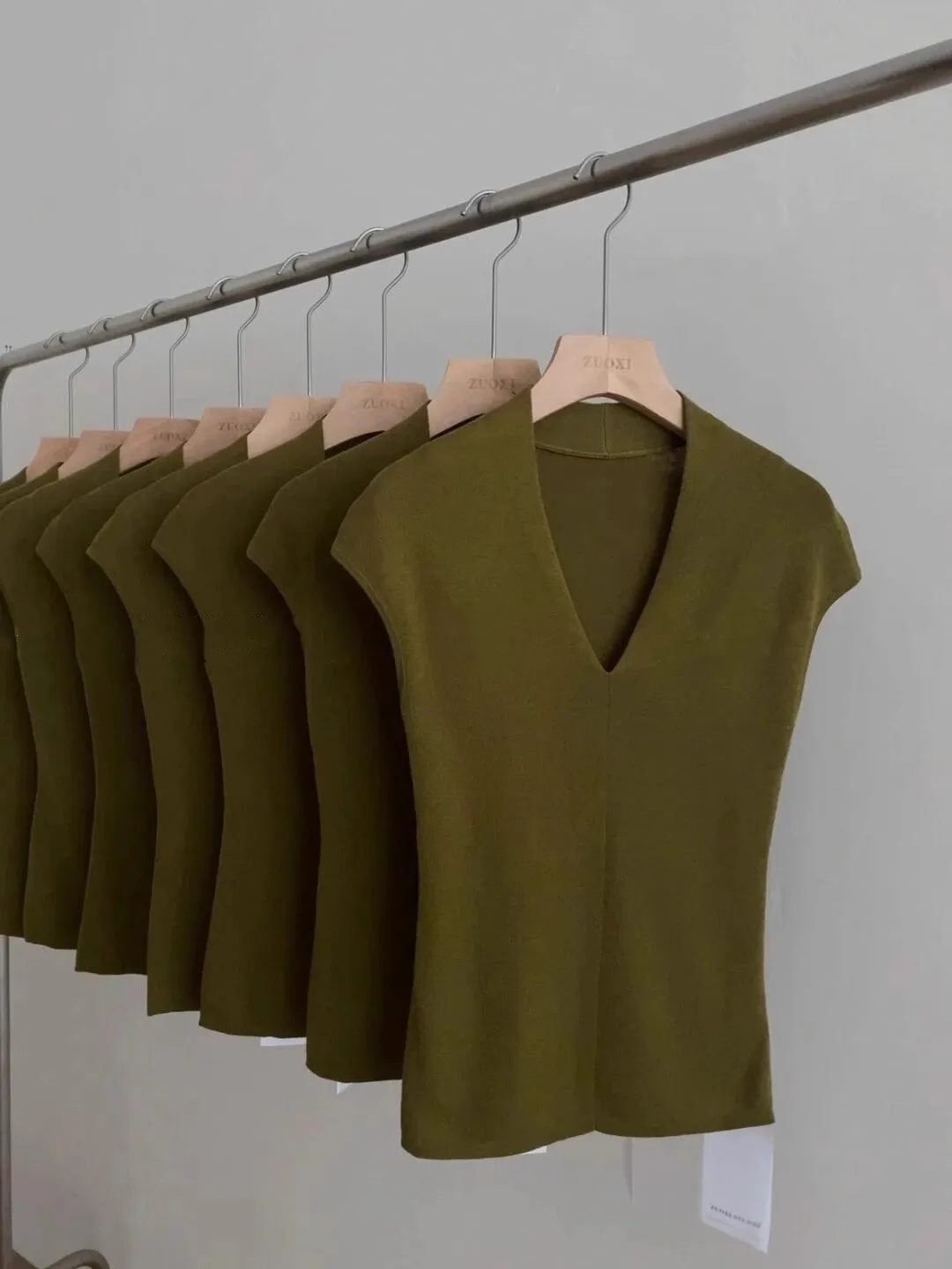 슬림핏 브이넥 여성 여름 패션 기본 티셔츠 어깨 디자인 한국 스타일 출퇴근 심플 캐주얼