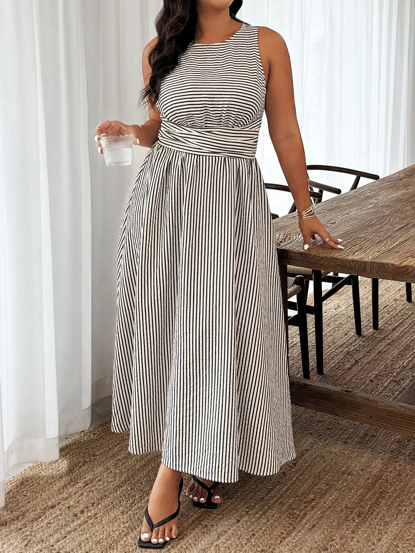 

Повседневное макси-платье больших размеров в полоску с круглым вырезом, без рукавов, с завязками на талии