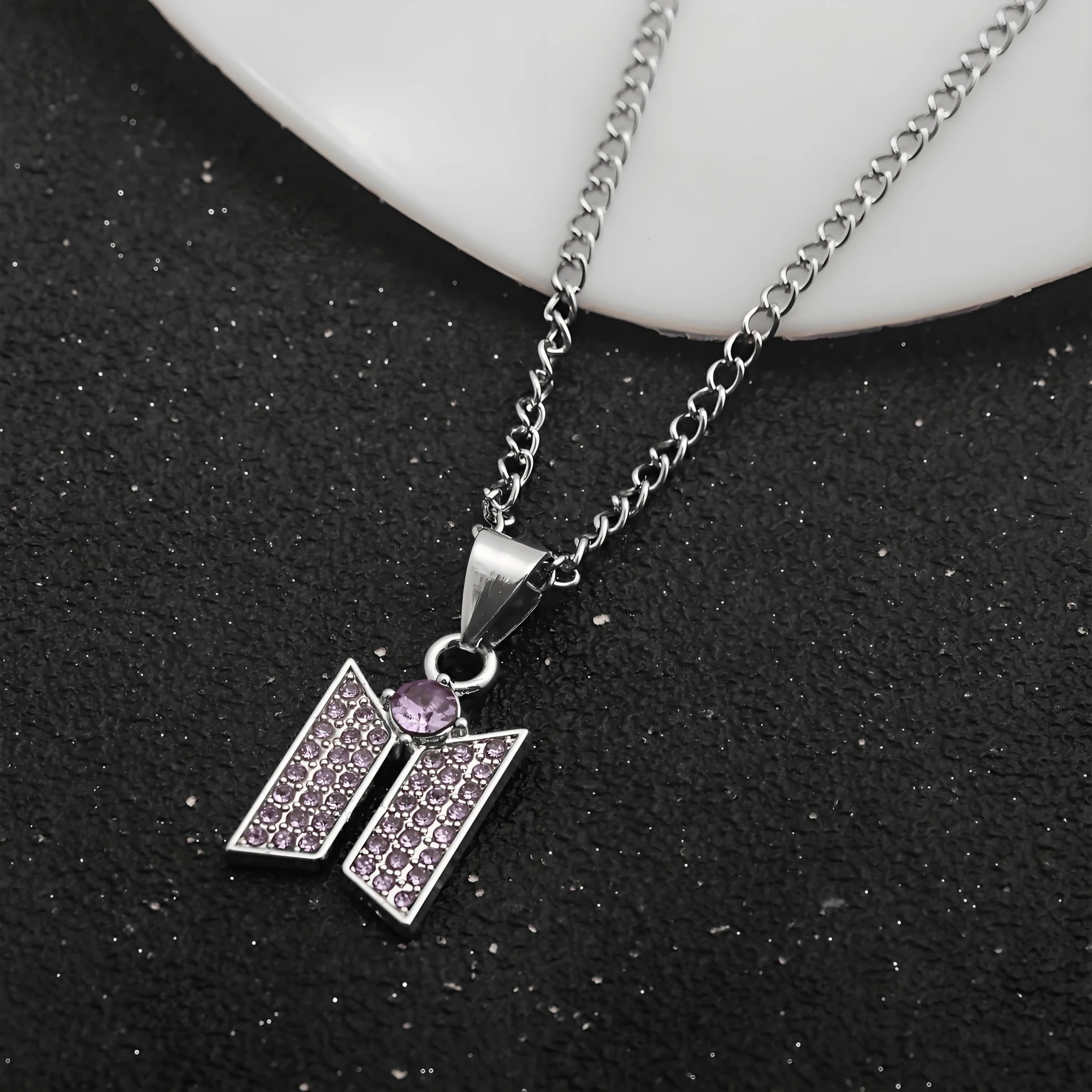 Schmetterlingsförmige lila Strass-Halskette, Unisex, modischer Schlüsselbeinschmuck, Accessoires für Paare, ideales Geschenk für den täglichen Gebrauch – Detail 3