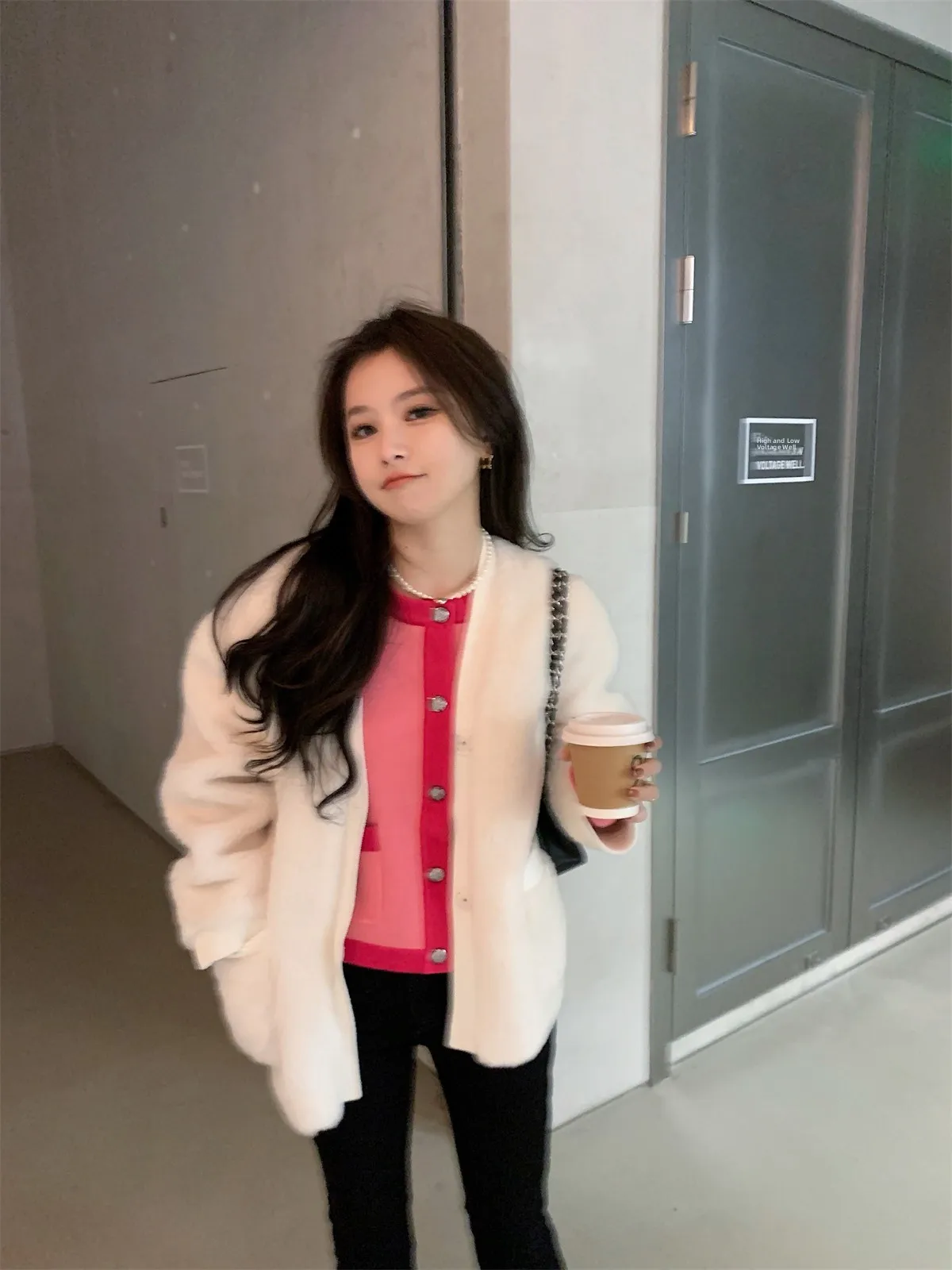 

Пальто из овечьей шерсти с кожаными вставками, укороченное, женское, маленького размера, с V-образным вырезом, длинными рукавами, для повседневной носки, модель D2023