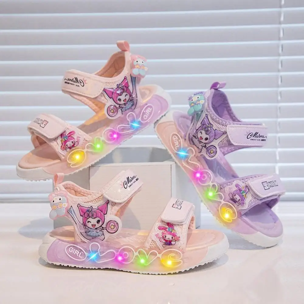 

Sanrio Kuromi/спортивные сандалии со светодиодной подсветкой для девочек, летние кроссовки, сандалии принцессы с героями мультфильмов, повседневная пляжная обувь, нескользящая детская обувь на мягкой подошве