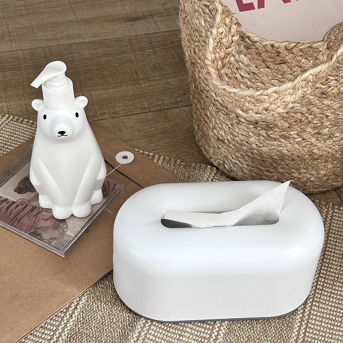 Soap Dispenser Cute Polar Bear Laundry Detergent Hand Soap Refill Bottle Shampoo Shower Gel Replacement Bottle Foam Container