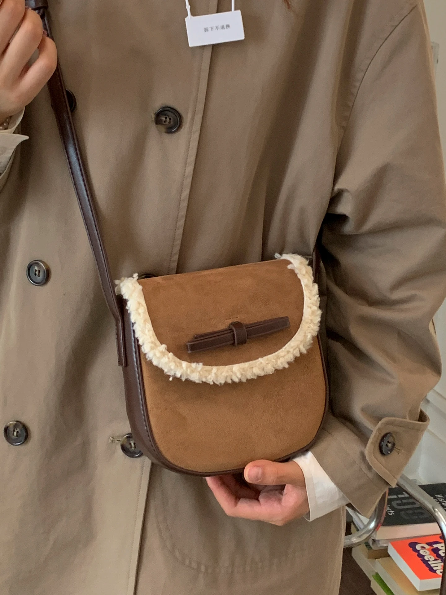 

Мини-сумка для мобильного телефона для женщин с клапаном из искусственной замши ягненка, женские сумки через плечо, зимняя высококачественная сумка с бантом под мышками