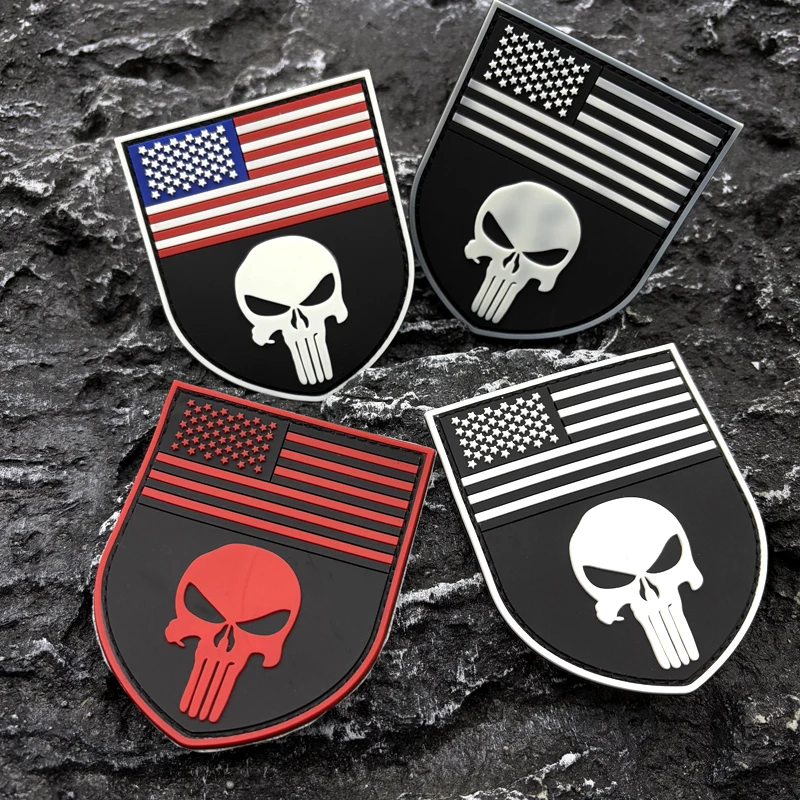 Ein PVC-Aufnäher mit Totenkopf-Flagge und Klettverschluss, geeignet zum Dekorieren von Taschen, Rucksäcken, Westen und Kleidung