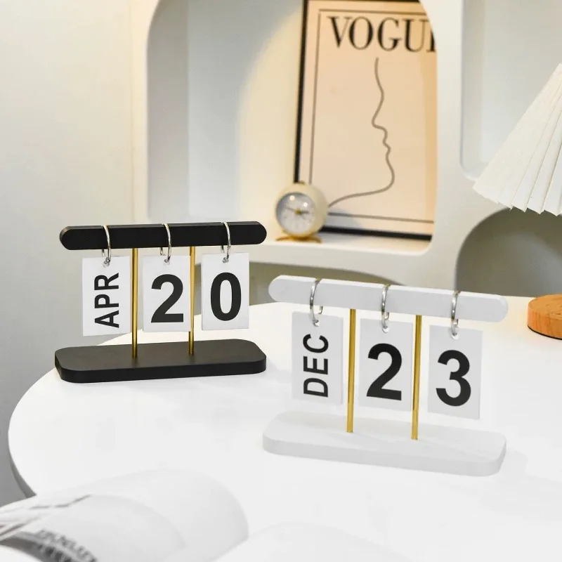 Decorati: Il Calendario Perpetuo in Legno che Trasforma la Tua Scrivania in un Oggetto di Stile