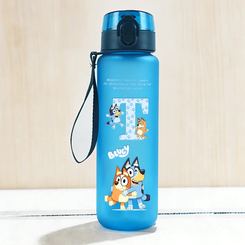 

Бутылка для воды 650 мл с мультяшными персонажами (собаки, Блюи, Бинго), милая, с соломинкой, для детей, для мальчиков и девочек, для активного отдыха, большая емкость