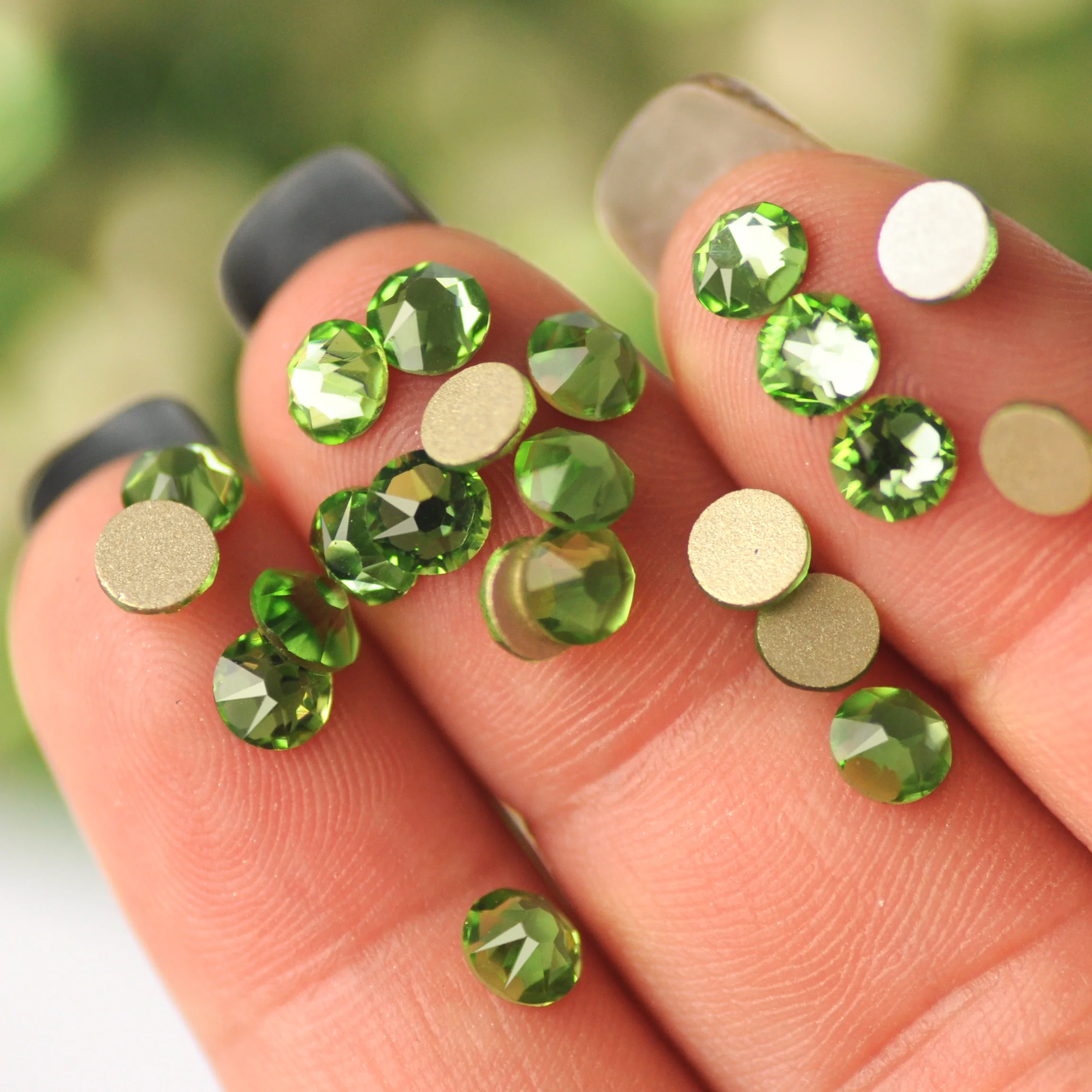 Glitzer-Peridot 2088 Non-Hotfix Strass-Set mit 8 großen und 8 kleinen Kristall-Strasssteinen mit flacher Rückseite für Handarbeiten und Kleidung. – Detail 5