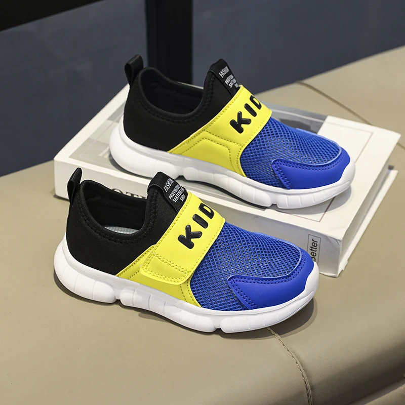 A pair of children's slip-on casual trainers, letter strap decor, flexible segmented outsole student outdoor footwear XB-L9988