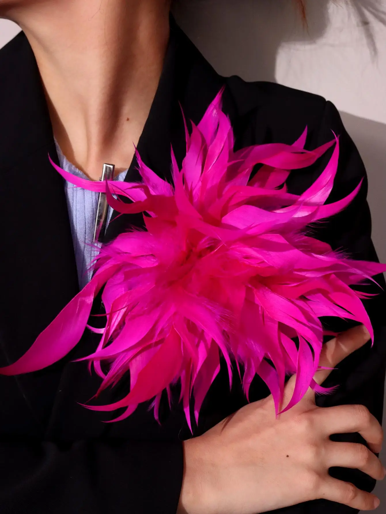 Exaggerated Personality Trendy Colorful Artificial Feather Brooch for Women Men Host Suit Decoration Pin HUANZI 2025 NEW