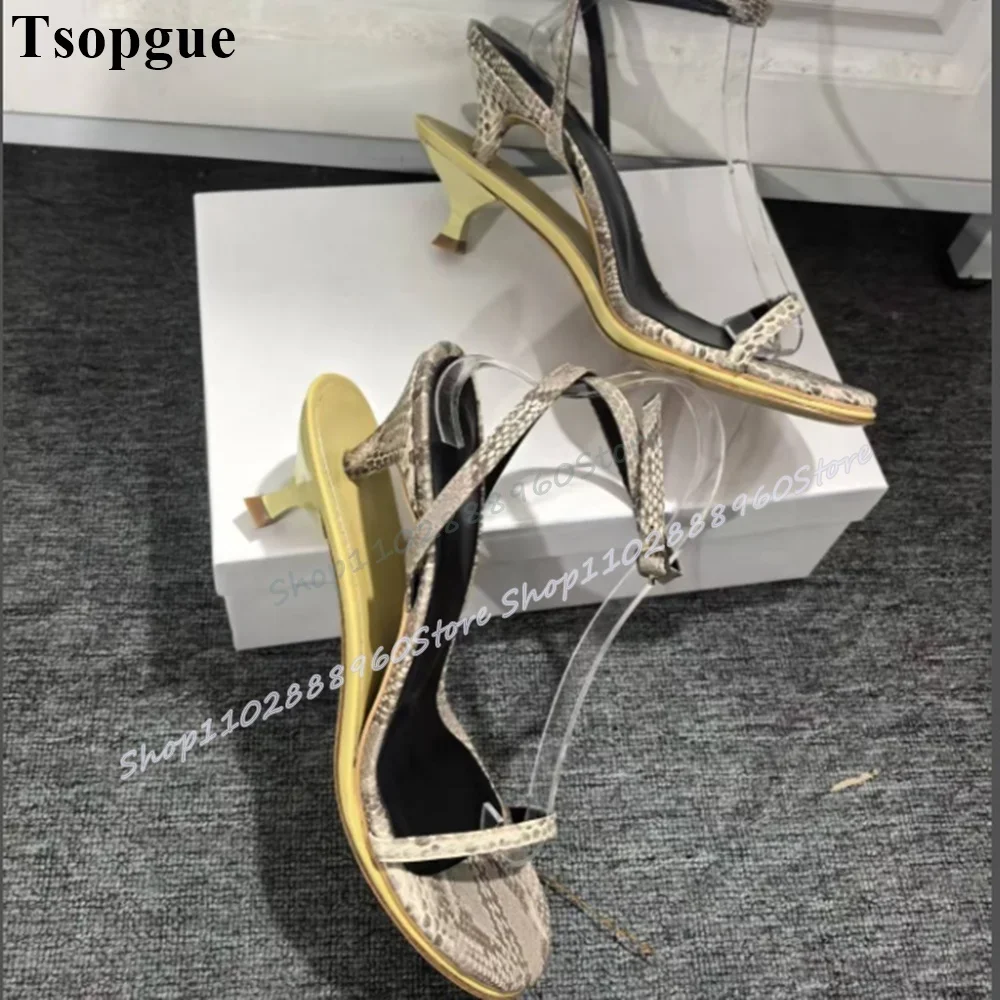 Einzigartige gemischte schmale Streifen flache Sandalen seltsamer Stil Absatz Damenschuhe Knöchelschnalle Riemen offene Zehen stilvolle Party Damen Sandalen