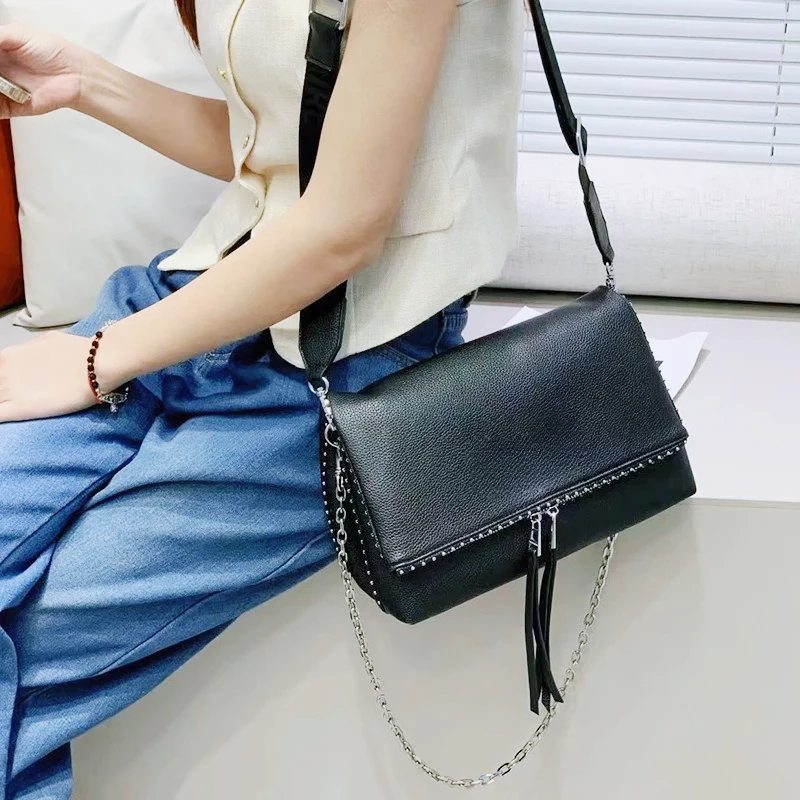 

New ZV Extra Large Capacity Bag Women's 2025 New Casual Fashion Simple Light Commuter Fashion Women's Bag