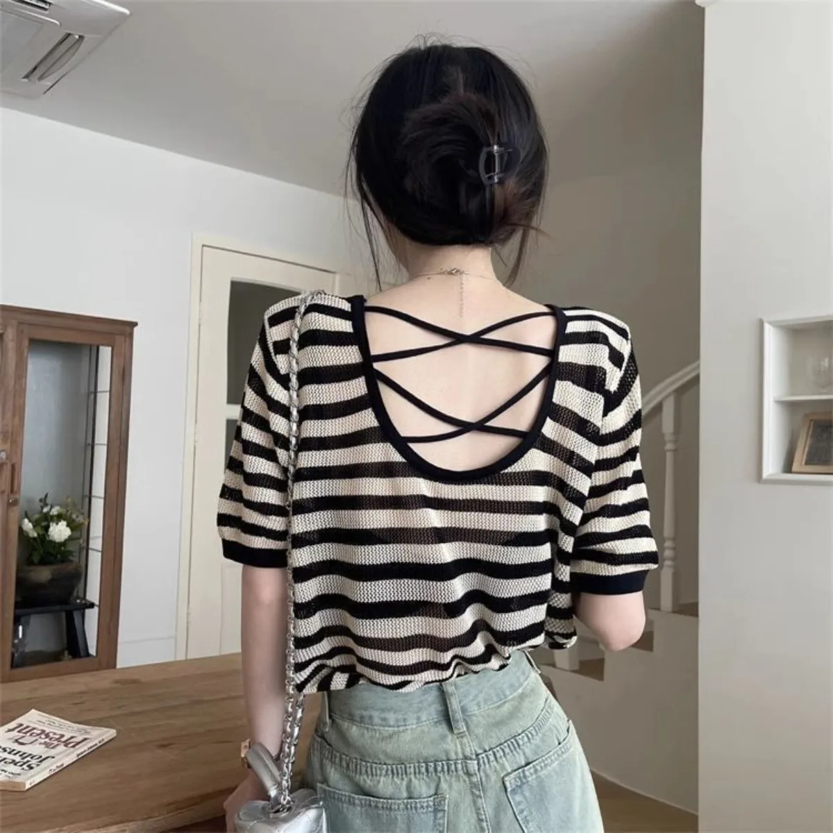 T-shirt in maglia di seta di ghiaccio sottile nera casual da donna estiva Joker Lady Fashion Back Cross scava fuori manica corta Solid Simple Tops