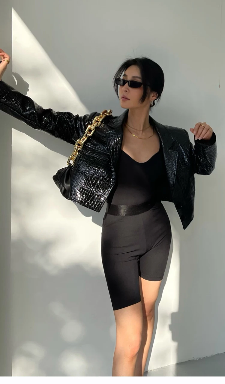Lautaro Spring Autumn Short Cool Stylish Shiny Reflective Crocodile Print Patent Pu Leather Jacket Women Runway Fashion 2023
