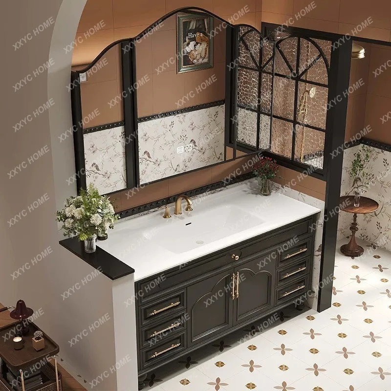 

Винтажный дубовый напольный шкаф для ванной комнаты с интегрированной раковиной из сланца, изготовленной методом горячей гибки.