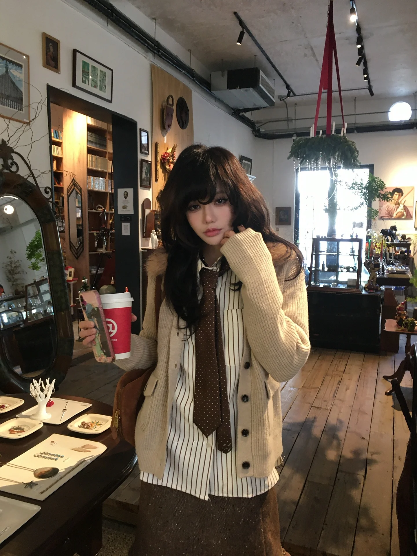 

Свободный длинный вязаный свитер с воротником на пуговицах однотонного цвета — универсальная верхняя одежда для женщин на зимний сезон