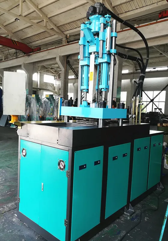 Prise de courant en plastique à haute efficacité faisant une machine de moulage plastique verticale avec double table coulissante