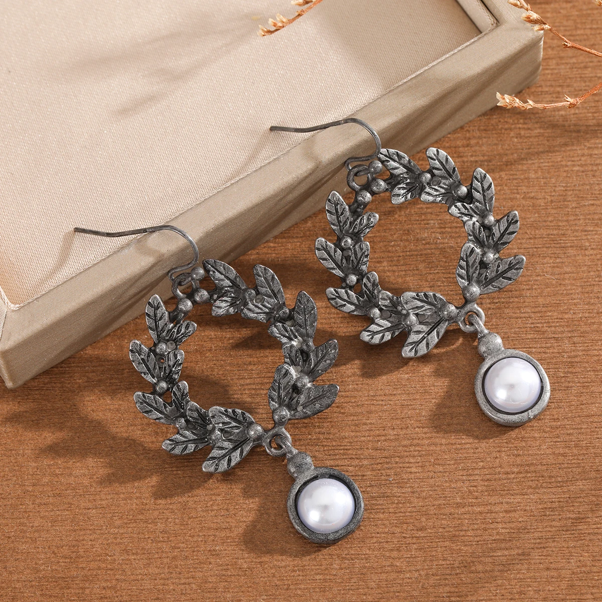A tribal-style leaf-shaped wreath paired with imitation pearl ladies' pendant earrings, suitable for parties and gatherings.