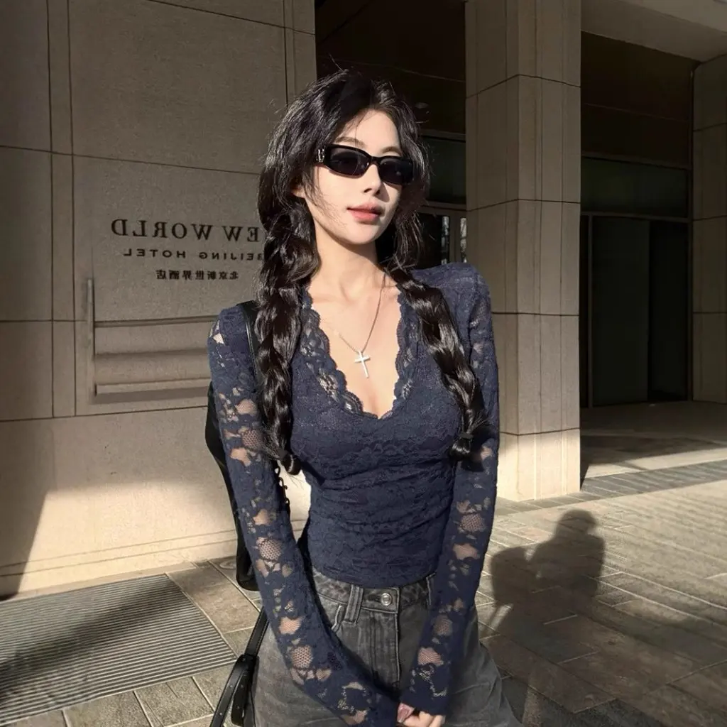 Pure stijl dames slim-fit lange mouwen fleece gevoerd kanten overhemd V-hals verdikte basislaag top voor herfst winter