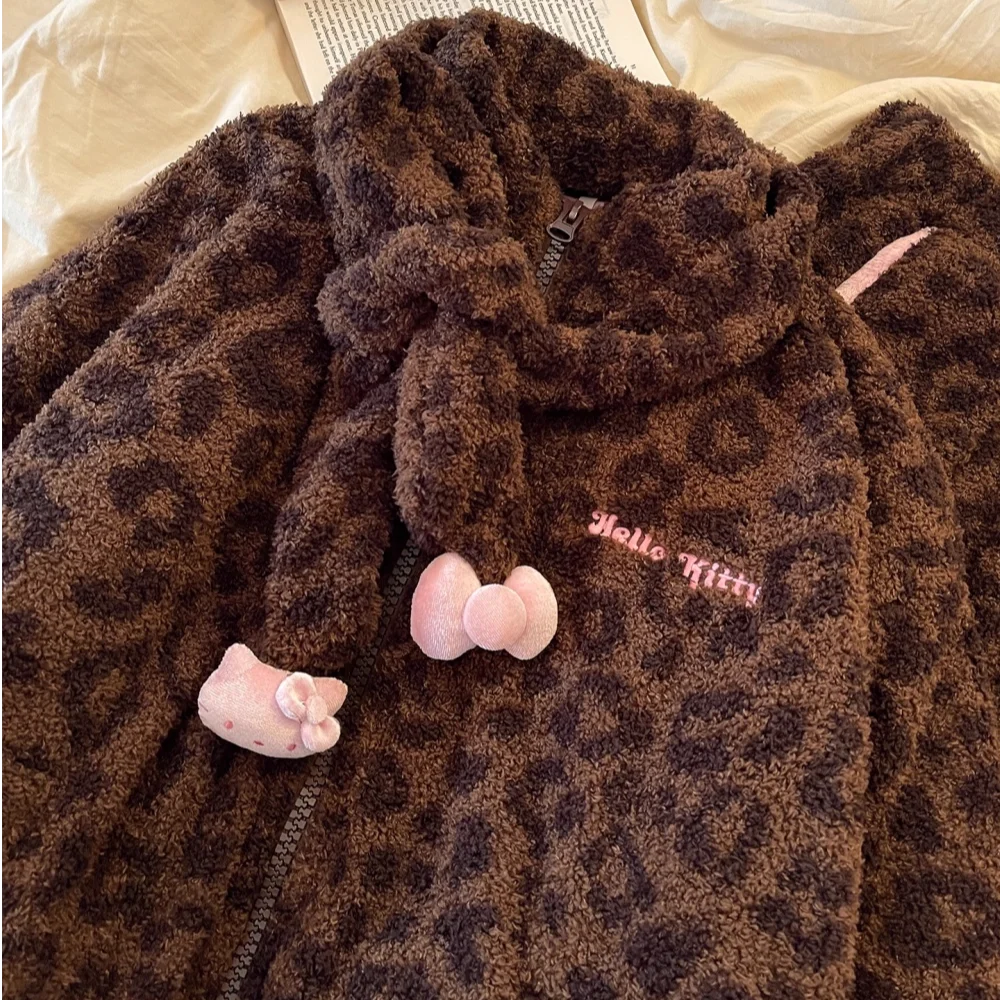 Setelan Piyama Hello Kitty Motif Leopard Bahan Coral Fleece dengan Ritsleting, Dua Potong, Pakaian Santai Musim Dingin yang Lembut, Pakaian Rumah yang Nyaman, Pakaian Tidur yang Hangat