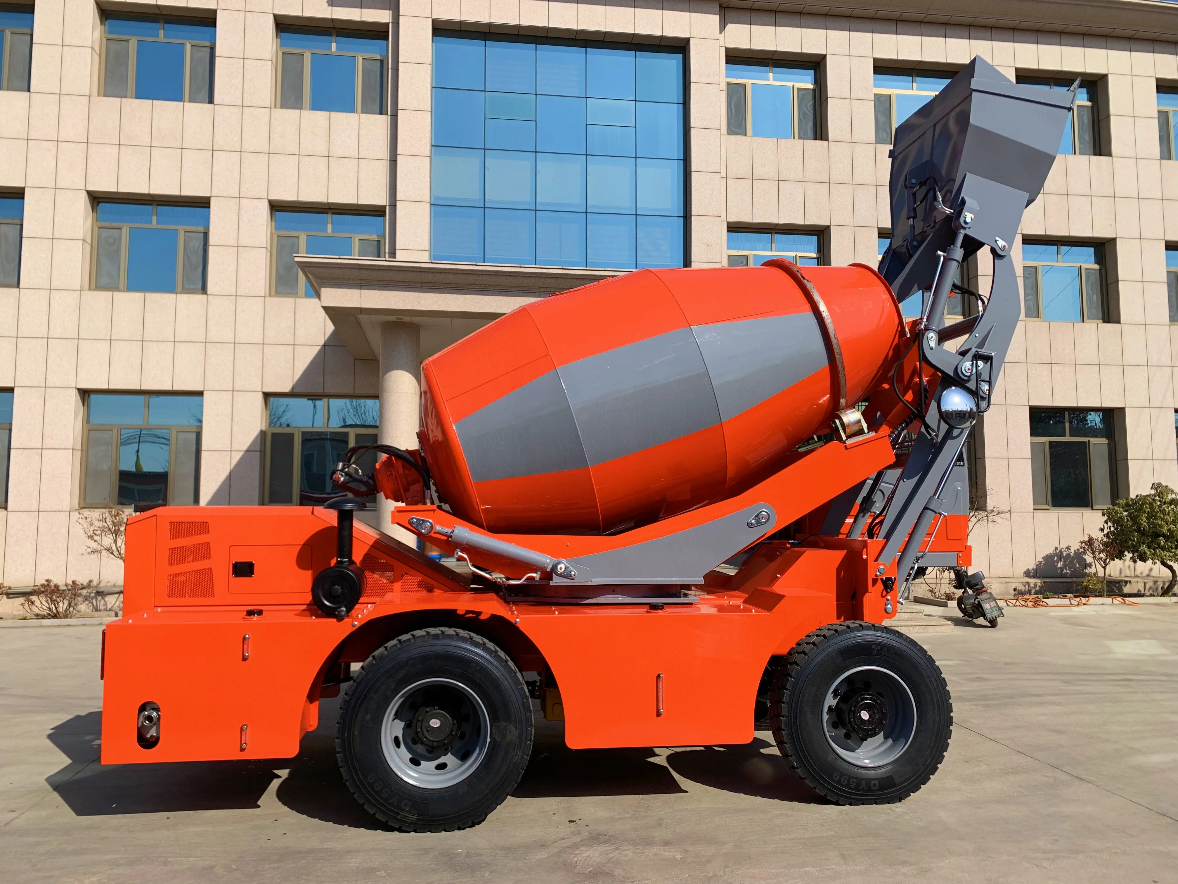 Customized Concrete Mixer Truck 4 Cubic Self Loading Concrete Mixer Truck Cement Bucket