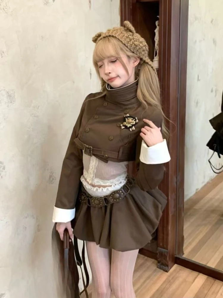 ชุดเซ็ต 3 ชิ้น สไตล์พังก์ แนววิทยาลัย สำหรับฤดูใบไม้ร่วง เสื้อลูกไม้ + เสื้อคลุมสั้นเก๋ไก๋ + กระโปรงทรงดอกไม้ ดีไซน์ใหม่ สไตล์เรโทร สไปซ์เกิร์ล ปี 2025