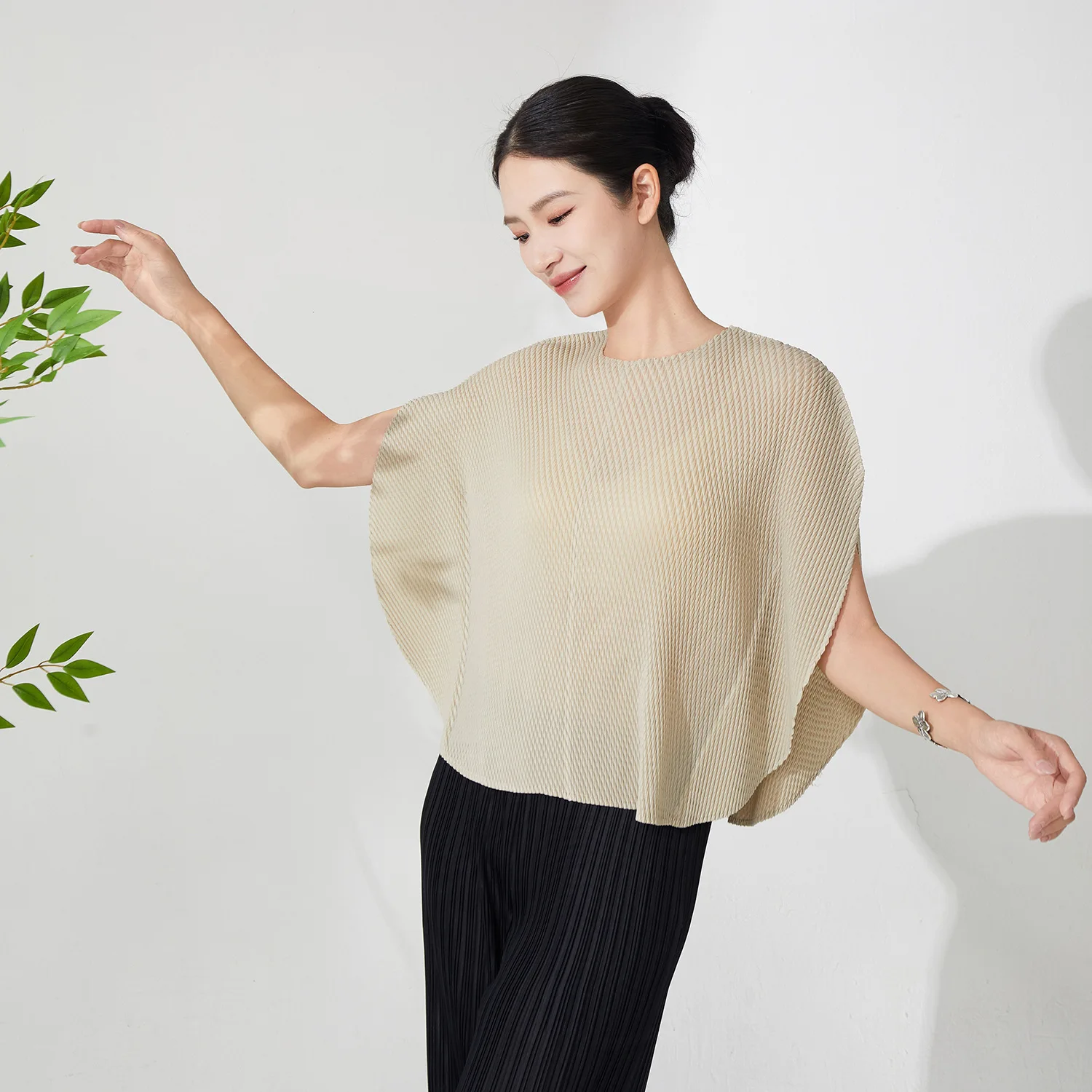 Plisowana damska koszulka T-shirt Jednolity kolor Okrągły dekolt Nieregularny krój Luźna Elastyczna Codzienna Elegancka Damska Bluzka Nowość Lato 2025